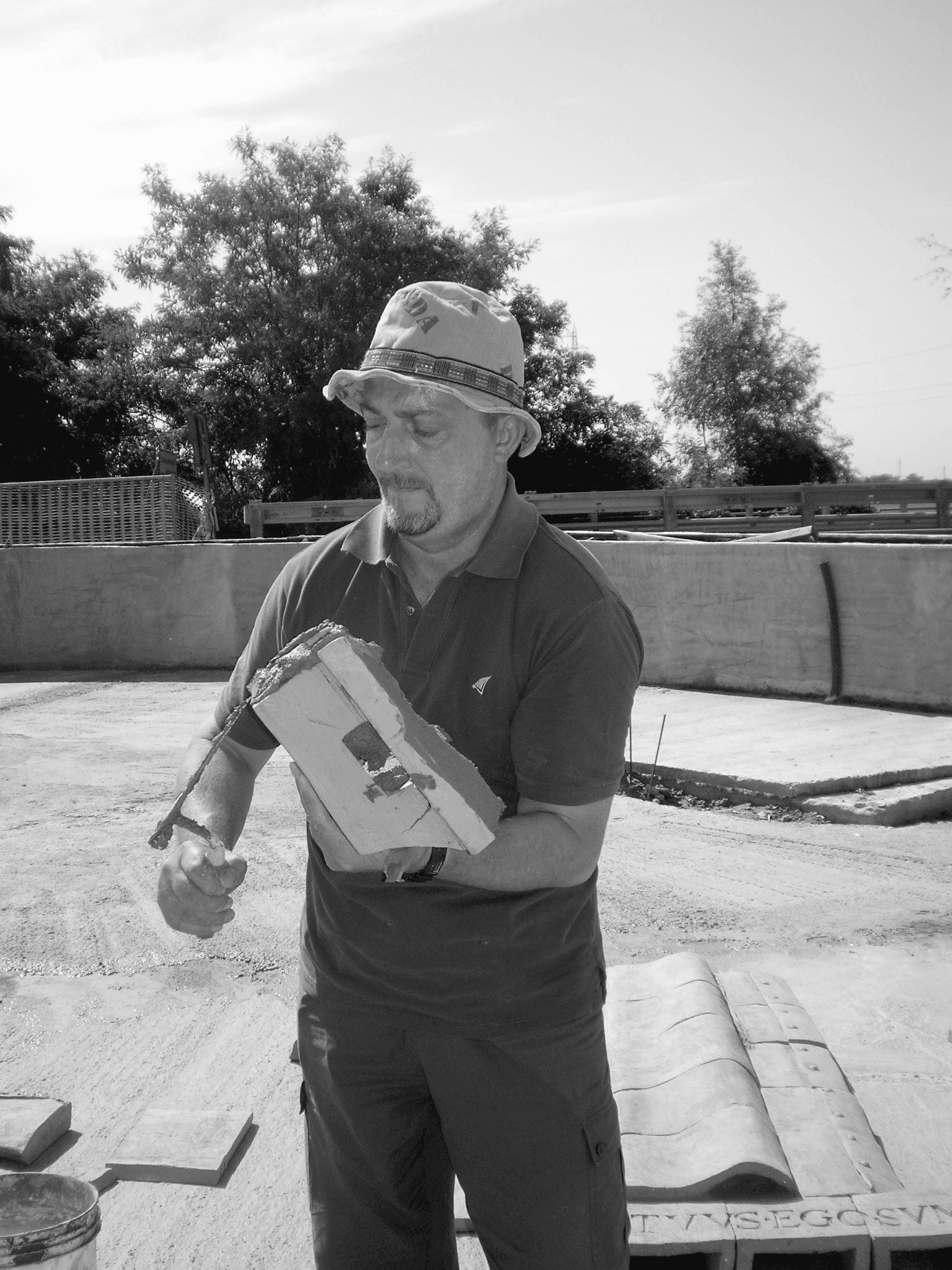 Oronzo Mastro al lavoro su un pannello in ceramica